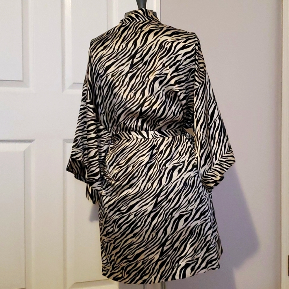 Victoria’s Secret Zebra Robe Size One Size - Picture 3 of 7